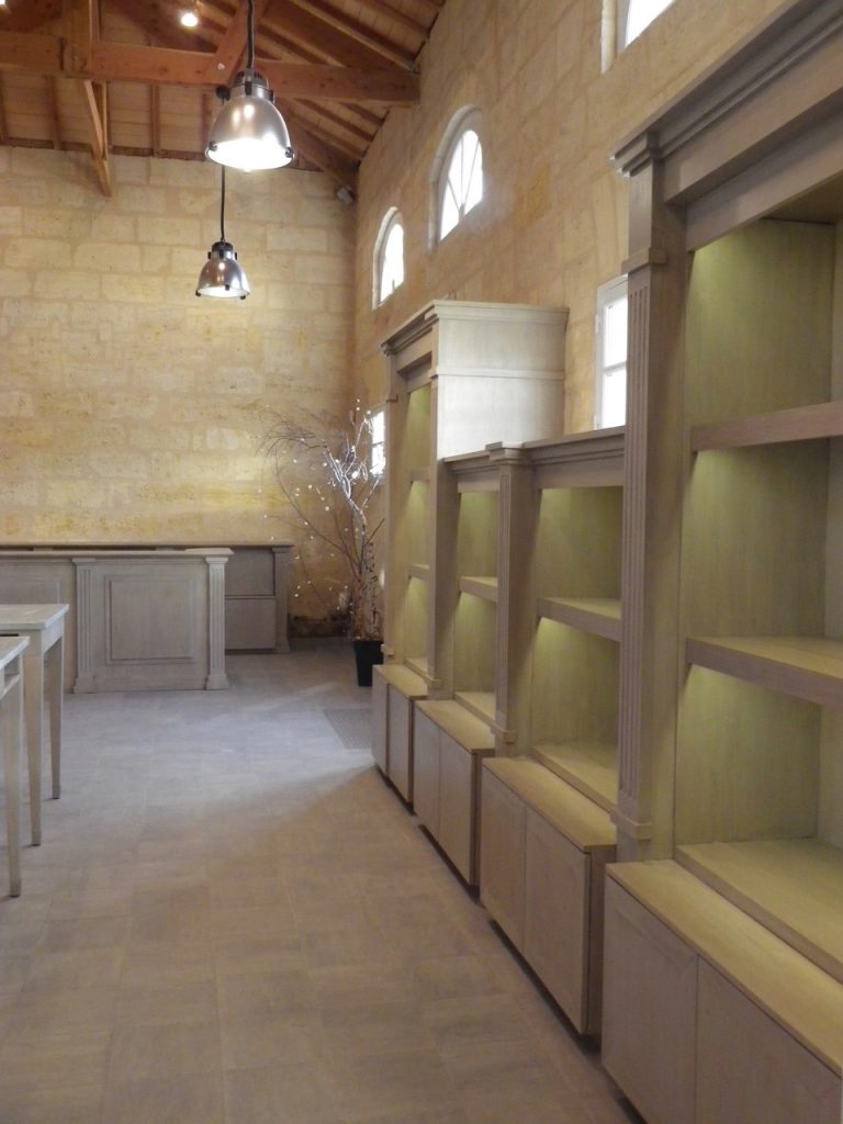 Patine de meubles dans une salle de dégustation de château à St Emilion