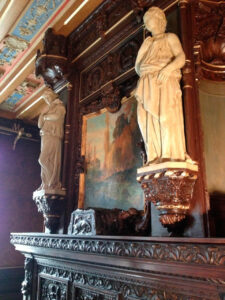 Salon de courtoisie - Les deux statues après restauration