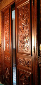 Salon de courtoisie - Porte sculptée après restauration