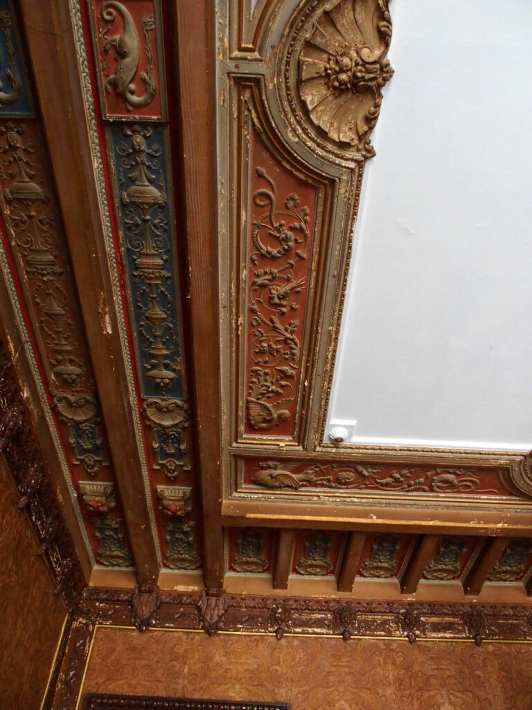 Salon de courtoisie - Vue plafond avant restauration
