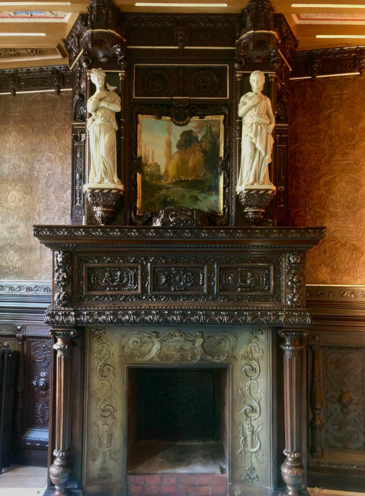 Salon de courtoisie - L'ensemble de la cheminée après restauration
