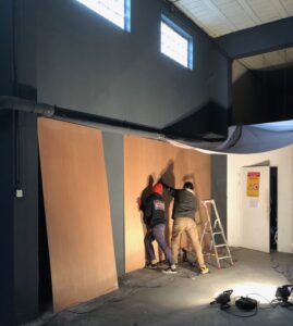 L'espace atelier pour pouvoir peindre et mise en place de panneaux de bois